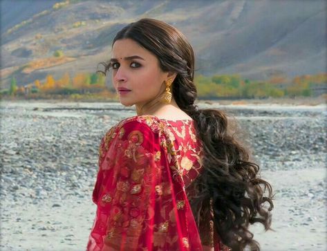 Kalank Alia Bhatt In Kalank, Roop Kalank, Hairstyles For Gowns, Bollywood Aesthetic, Desi Wedding Dresses, Indian Look, Bollywood Outfits, Casual Indian Fashion, Ethnic Looks