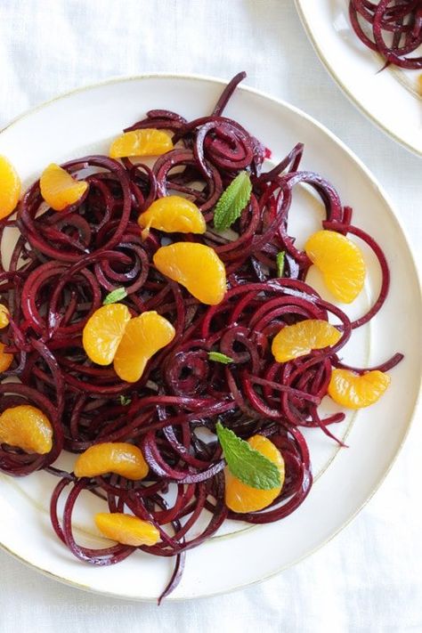 Raw Spiralized Beet & Mandarin Salad with Mint - Skinnytaste Mandarin Salad, Salad With Mint, Raw Beets, Spiralizer Recipes, Resep Diet, Salad Pasta, Vegetable Side, Beet Salad, Vegan Restaurants