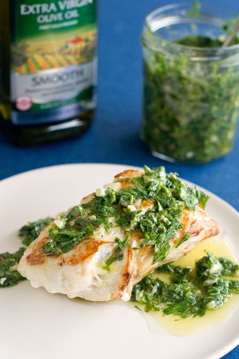 Italian Salsa Verde is a delicious parsley and olive oil based sauce with lots of bold flavors. It's delicious served as a fish sauce. #saucerecipes #homemadesaucerecipes#easyentertaining #entertaining Italian Salsa, Sauce For Fish, Vegan Italian Recipes, Salsa Verde Recipe, Verde Sauce, Homemade Sauce Recipes, Italian Sauce, Herb Sauce, Rabbit Food