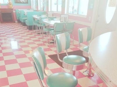 Diner Aesthetic, 50s Aesthetic, Aesthetic Egirl, Vintage Lesbian, 50s Diner, Bucky And Steve, Retro Diner, Beach Time, Book Themes