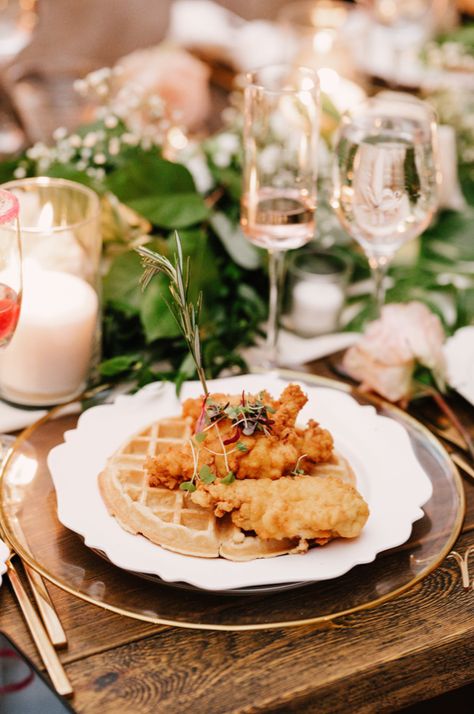 Chicken And Waffles Wedding, Reception Dinner Ideas, Southern Wedding Food, Outdoor Wedding Foods, Brunch Wedding Food, Wedding Entrees, Wedding Food Bars, Winter Table Setting, Fried Mac And Cheese