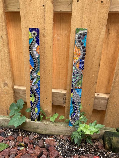 Mosaic Garden Art: Fun Group Projects | How To Mosaic Blog Mosaic Base Ideas, Mosaic Garden Posts, Mosaic Garden Stepping Stones, Mosaic Garden Art Diy, Mosaic Plant Stand, Ceramic Mosaic Art, How To Do Mosaic Art, Tile Mosaic Art Diy, How To Make Mosaic Art