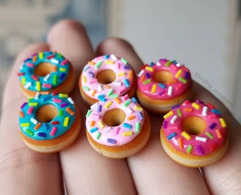 Donuts are 100% FAT FREE in the center! 😀😋 #donuts #doughnuts Magnets Clay, Polymer Clay Donut, Clay Donut, Clay Date, Magnets Diy, Fairy Food, Frosting Colors, Sprinkle Donut, Bridal Gift Wrapping Ideas