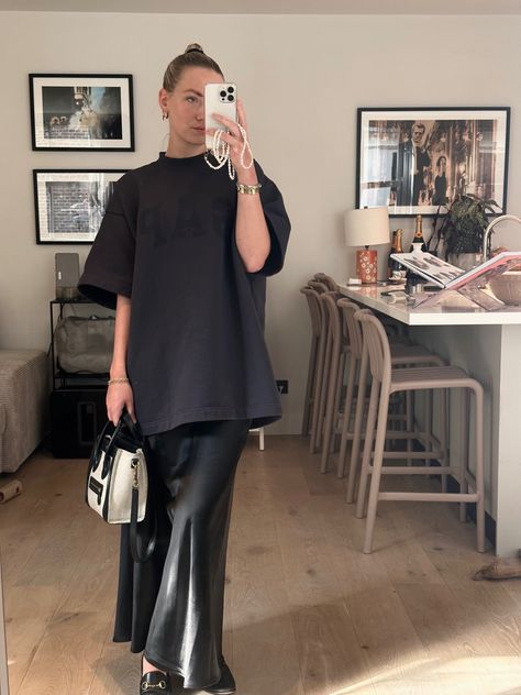 Dressed Up Tee Shirt Outfit, Midi Skirt Shirt Outfit, Black Silk Skirt Street Style, Skirt And Long Shirt Outfit, T Shirt Silk Skirt, Tshirt And Silk Skirt, Summer Silk Outfit, Slip Skirt Oversized Shirt, Chill Skirt Outfits