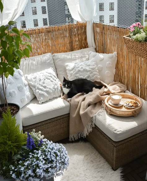 Narrow Balcony Ideas, Boho Living Room Apartment, Patio House Ideas, Boho Living Room Rugs, Boho Living Room Inspiration, Boho Rugs Living Room, Cozy Balcony, Home Decor Apartment, Balkon Decor