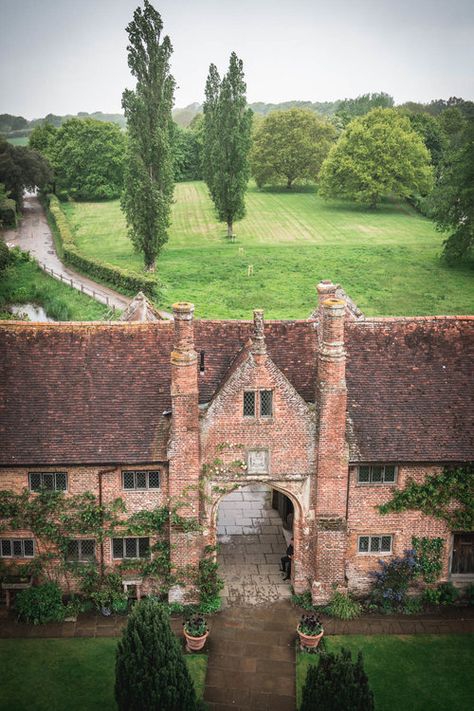 Sissinghurst Garden, Pretty Architecture, Sissinghurst Castle, Travel Local, Staycation Ideas, Architecture Nature, House And Garden, The Lure, Castle Garden