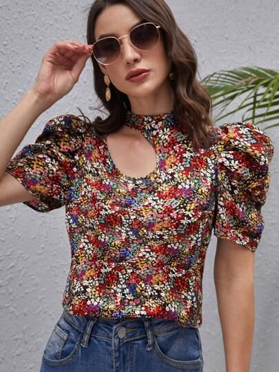 Free Returns ✓ Free Shipping On Orders $49+ ✓. SHEIN Ditsy Floral Cut Out Detail Top- Women Blouses at SHEIN. Floral Blouse Outfit, Summer Blouse Outfit, Fashion 23, Ditsy Floral Top, Printed Crop Top, Women Tie, Backless Crop Top, Top Shein, Women Ties