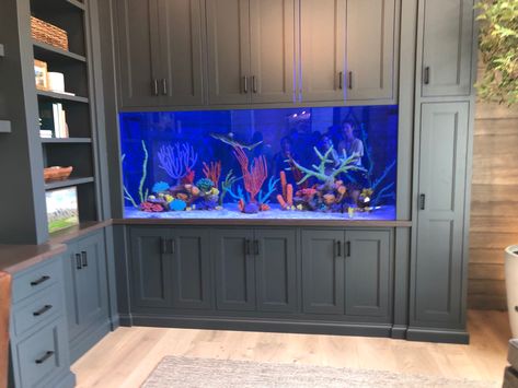 Built In Aquarium Bookshelf, Dining Room Built In Bar, Built In Fish Tank, Built In Aquarium, Wall Aquarium Design, Room Aquarium, Fish Tank Table, Fish Tank Wall, Dining Room Built In