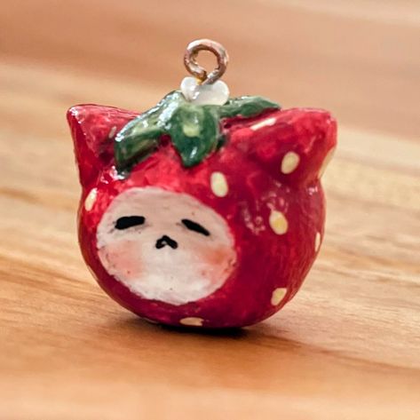 Air Dry Clay Ideas Cats, Clay Crafts Strawberry, Strawberry Air Dry Clay, Red Clay Ideas, Strawberry Clay Art, Polymer Clay Charms Tutorial, Clay Charms Aesthetic, Air Dry Clay Beads, Air Dry Clay Charms