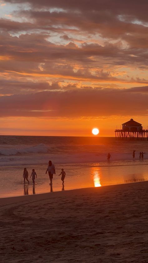 #beach #sunset #family #aesthetic #photography Family Aesthetic, Dream Future, Beach Bonfire, Family Beach, Cute Family, Perfect Life, 2024 Vision, Mom Kid, Beach Aesthetic