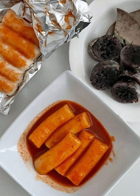 tteokbokki and blood sausage Blood Sausage, I Am Hungry, Korea Food, So Hungry, Food Pics, Cafe Food, Yummy In My Tummy, Korean Food, Food Cravings