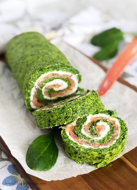 This colorful and delicious appetizer starts with a quick spinach cake, creamy filling and smoked salmon. Simple and easy, it can be made ahead of time and it’s perfect for any occasion. Salmon Roulade, Spinach Cake, Terrine Recipe, Spinach Rolls, Salmon Roll, Salmon Spinach, Smoked Salmon Recipes, Raw Vegan Desserts, Gourmet Breakfast