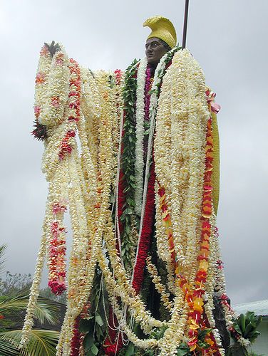 King Kamehameha this is the Big Island statue, which was the original.  Been to see it many, many times. Hawaiian History, King Kamehameha, Hawaiian Lei, Hawaii Homes, Polynesian Culture, Hawaii Life, The Big Island, Aloha Hawaii, Vintage Hawaii