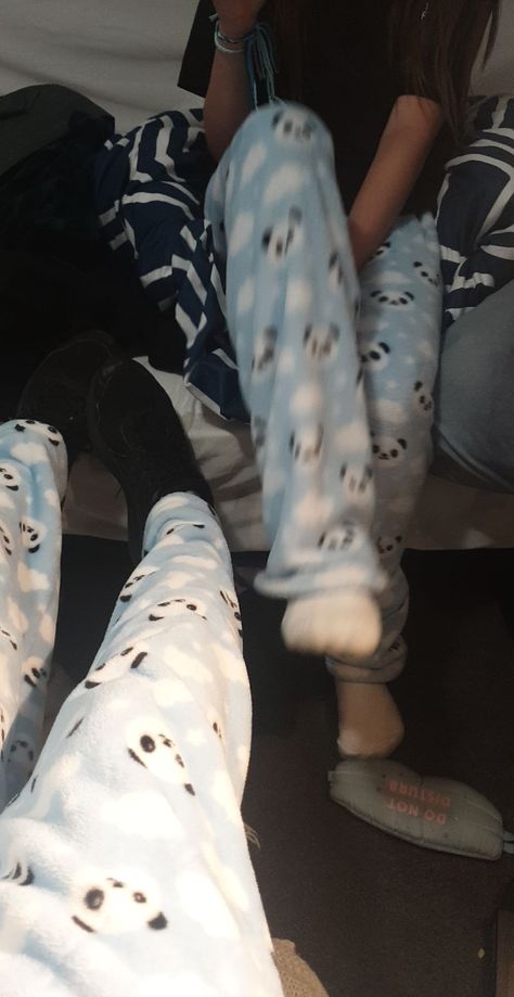 Couple Pijama, Matching Couple Pajamas, Sleepover Outfit, Couple Outfits Matching, Halloween Pjs, Family Christmas Outfits, Beatiful People, Couple Fits, Couple Pajamas