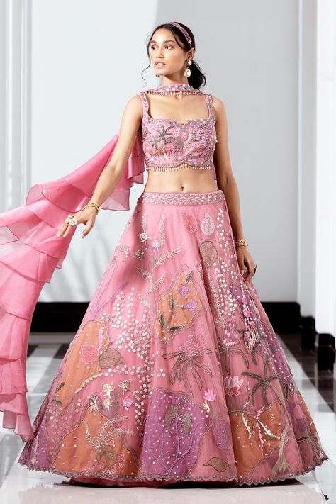 India Traditional Dress, Patchwork Butterfly, Sangeet Lehenga, Applique Patchwork, Ruffle Dupatta, Best Indian Wedding Dresses, Lehenga Pattern, Butterfly Net, Indian Outfits Lehenga