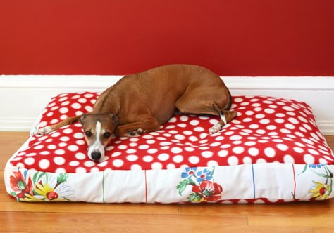 DIY Doggy Duvet Bed With a Vintage Tablecloth and Fleece - My So Called Crafty Life Dog Bed Sewing Pattern, Duvet Bed, Diy Dog Crate, Dog Crate Cover, Crate Cover, Diy Dog Bed, Old Pillows, Covered Dog Bed, Pet Ideas