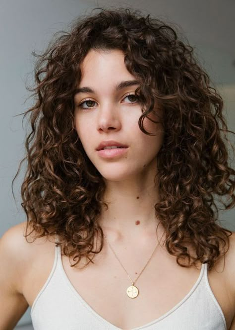 Below Shoulder Length Hair, Pauline Hoarau, Casual Curls, Shoulder Length Hair With Bangs, Hairstyles Diy, Model Profile, Natural Curly Hair Cuts, Layered Curly Hair, Hairstyles Tutorial