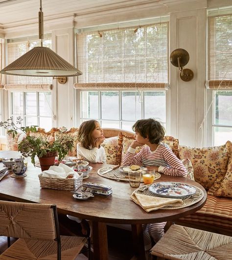 Inside Lauren Santo Domingo’s Southampton Retreat - Vogue Lauren Santo Domingo, Room Bench, Dining Room Cozy, Rattan Shades, Bench Seating, Dining Nook, Breakfast Nook, Breakfast Room, Maine House