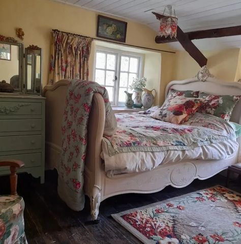 Cute granny core bedroom with a traditional bed Grannycore Bedroom, Granny Chic Bedroom, Granny Bedroom, Grandma Core Bedroom, Peach Tree, Blogger Inspiration, Traditional Bed, Grandma Core, Granny Chic