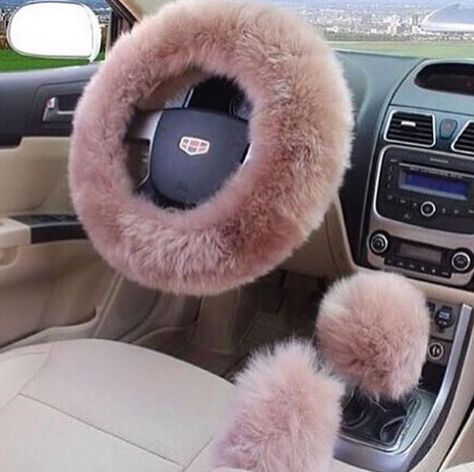 Amei... Quero para o meu carro... Pink Car Interior, Fuzzy Steering Wheel Cover, Girly Car Accessories, Car Wheels Rims, Girly Car, Car Essentials, Camaro Rs, Ac Cobra, Car Goals