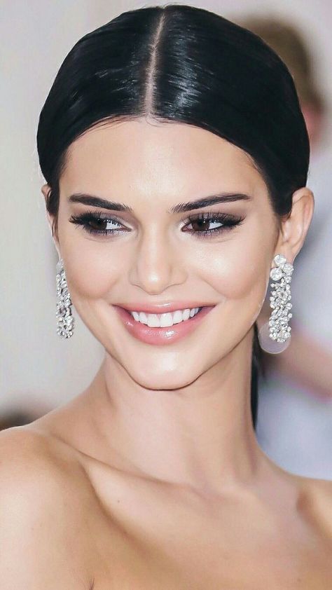 Makeup Silver, Kendall Jenner Makeup, Ideas For Nails, Kendall Jenner Photos, Jenner Makeup, Best Nails, Kendall Style, Kendall Jenner Outfits, Kendall And Kylie Jenner