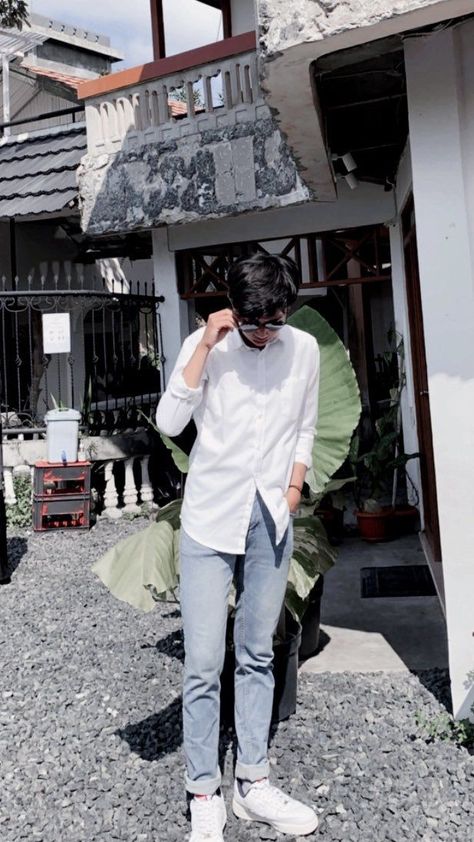 Trend Outfit Cowok Terbaru.. segera pilih outfit anda disini... dan dapatkan segera diskon nya.. #ootdcowok #fashionpria #outfitcowok Outfit Cowo Simple, Outfit Cowok Kemeja, Ootd Cowo Simple, Outfit Cowok Simple, Ootd For Men, Boys Ootd, Outfit Cowok, Outfit Cowo, Uniqlo Style