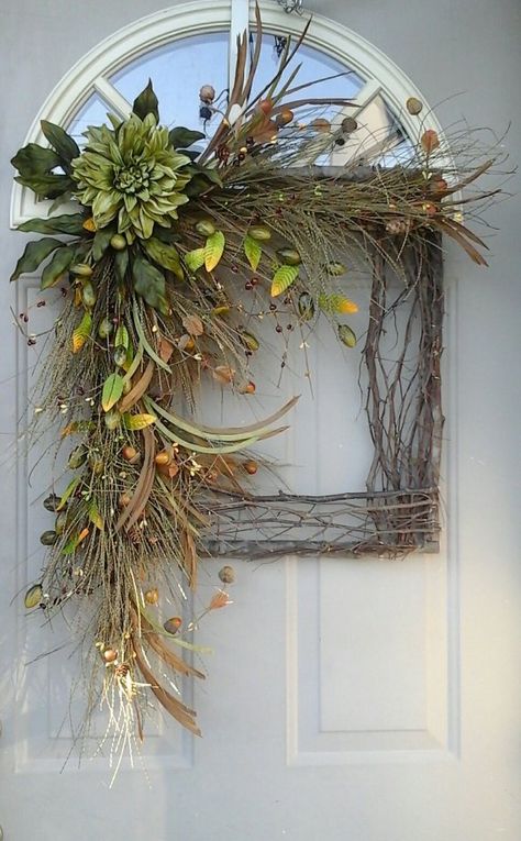 40 Easy Thanksgiving Front Door Decorations Ideas - EcstasyCoffee Julkransar Diy, Couronne Diy, Square Wreath, Twig Wreath, Diy Thanksgiving, Diy Fall Wreath, Seasonal Wreaths, Thanksgiving Wreaths, Deco Floral