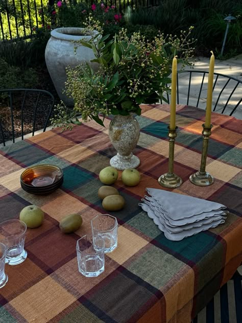 Plaid Christmas Tablecloth, Fall Plaid Tablecloth, Aesthetic Thanksgiving Decor, Thanksgiving Dinner Party Table, Setting The Table For Dinner, Thrifted Thanksgiving Table, Martha Stewart Thanksgiving Tablescapes, Thanksgiving Apartment Decor, Vintage Martha Stewart