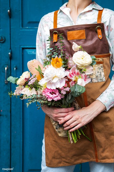 White Flower Wallpaper, Holding A Bouquet Of Flowers, Photography Set Up, Holding A Bouquet, Flower Background Design, Flower Truck, Flowers Instagram, Blossom Garden, Flower Store