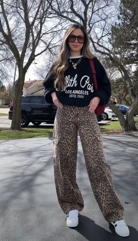 Wide Leg Cheetah Pants Outfit, Leopard Print Wide Leg Pants Outfit, Leopard Button Down Shirt Outfit, Leopard Barrel Jeans Outfit, Animal Print Trousers Outfit, Outfits With Leopard Pants, Leopard Print Pants Outfit Street Style, Leopard Trousers Outfit, Leopard Jeans Outfit 2024