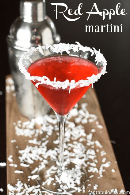 Red Apple Martini Recipe with Coconut Rim. It looks like an upside down Santa hat. So cute! Apple Martini Recipe, Best Punch Recipe, Fruit Punch Recipe, Easy Punch Recipes, Party Punch Recipes, Apple Martini, Martini Recipe, Punch Recipe, Lime Soda