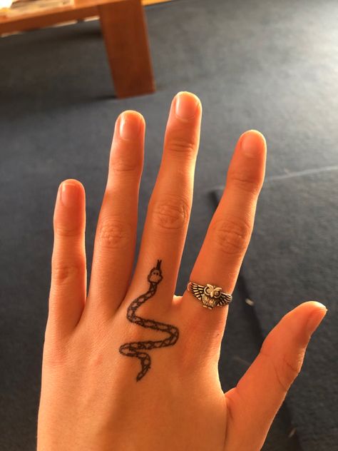 slytherin tattoo small snake draco malfoy Draco Tattoos For Women, Draco Malfoy Tattoo Ideas, Slytherin Tattoo, Hp Aesthetic, Small Snake, Small Tats, Small Snakes, Mini Tattoo, Harry Potter Tattoos