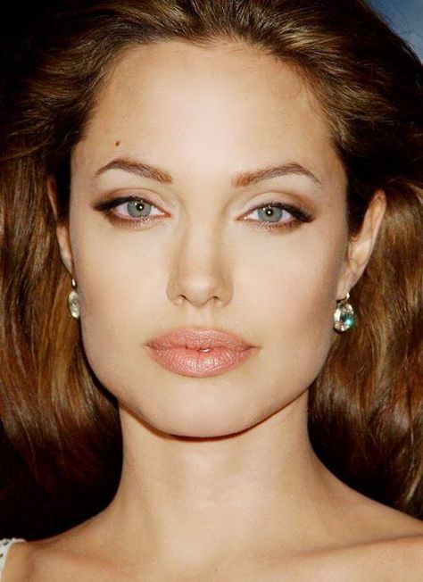 The perfect brow for your face shape - Brazilian Beauty Angelina Jolie Makeup, 50 Makeup, Angelina Jolie Photos, Actrices Hollywood, Perfect Brows, Beautiful Picture, Celebrity Makeup, Angelina Jolie, Microblading