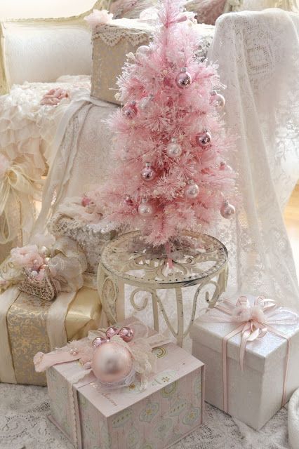 A beautiful post - the baubles on top of each present are sooo detailed, they are gifts by themselves! Vertrouw Op God, Pink Christmas Tree Decorations, Pink Decorations, Art Balloon, Pink Ornaments, A Pink Christmas, Chic Christmas Decor, Baubles Christmas, Shabby Christmas