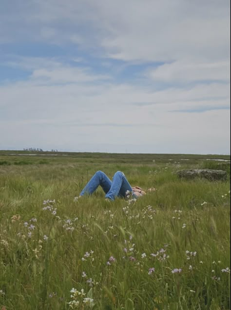 Laying In Flowers Aesthetic, Laying In A Field Of Flowers Aesthetic, Girl In Meadow Aesthetic, Laying Outside Aesthetic, Laying In A Field Aesthetic, Laying Aesthetic, Laying Down In Flowers, Girl In Field Aesthetic, Meadow Outfit