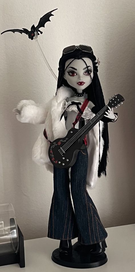 Rochelle Goyle Redesign, Customized Monster High Dolls, Monster High Custom Clothes, Monster High Doll Restyle, Monster High Dolls Aesthetic, Goth Monster High, Monster High Dolls G3, Ooak Dolls Monster High, Draculaura Restyle