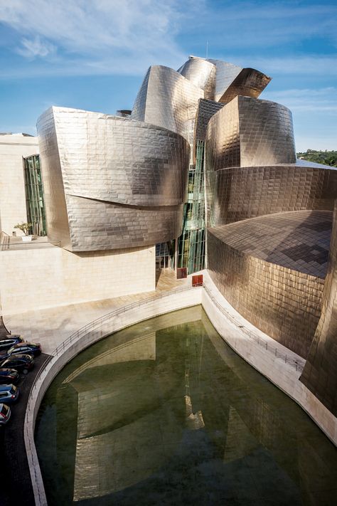 The Guggenheim Museum in Bilbao is an interesting museum where you can see outstanding examples of modern art like the other museums of the Guggenheim Foundation. But there is something else that makes it unique among other Guggenheim museums around the world. It is an exceptional example that proves what a deconstructivist approach to architecture can do when advanced technologies are combined. Famous Museums Architecture, Deconstructivist Architecture, Bilbao Guggenheim, Guggenheim Museum Bilbao, The Guggenheim Museum, Oceanfront Vacation Rentals, Bilbao Spain, Famous Architecture, Gothic Cathedrals