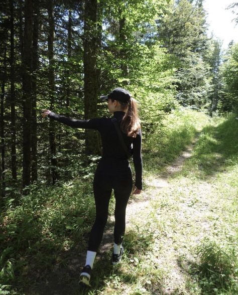 Mountain Outfit Winter, Winter Hike, Mountain Outfit, A Court Of Wings And Ruin, Travel Pictures Poses, Hiking Aesthetic, A Court Of Mist And Fury, Winter Hiking, French Countryside