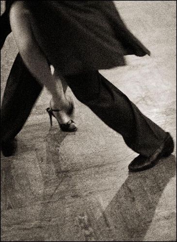 Dancing Black And White, Romantic Dancing, Dance Pics, Argentine Tango, Dancing Aesthetic, Dance Movement, Rock Lee, Foto Art, Old Love