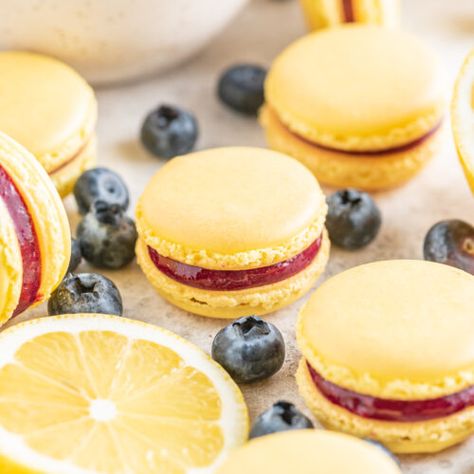 Lemon Blueberry Macarons - the kitchen bachelor Lemon Blueberry Macarons, Spring Macarons, Aesthetic Macarons, Christmas Macaroons, Flavored Macarons, Macarons Ideas, Blueberry Macarons, Macaron Ideas, French Macaroon Recipes