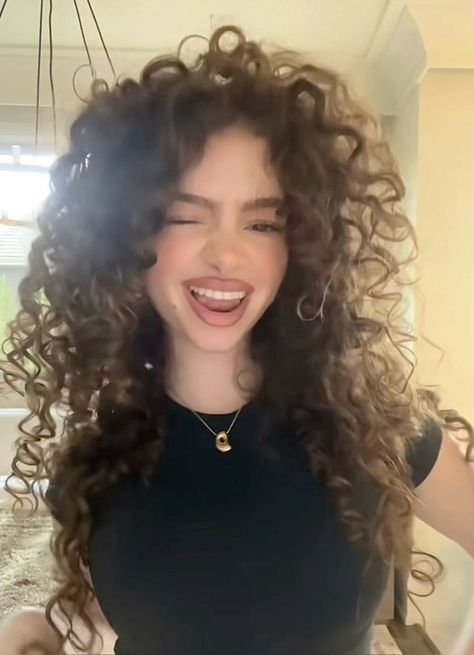 Long Natural Curly Hair, Kalogera Sisters, Kalogeras Sisters, Mixed Curly Hair, Peinados Fáciles Para Cabello Corto, Hair Stylies, Mia 3, Curly Hair Inspiration, Baddie Hairstyles