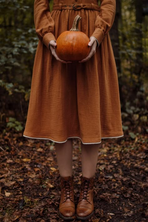 Autumn Woman Aesthetic, Vintage Outfit Inspiration, Autumn Cottagecore, Autumn Photoshoot, Autumn Witch, Halloween Photography, Faceless Portrait, Cottagecore Outfits, Gothic Clothing