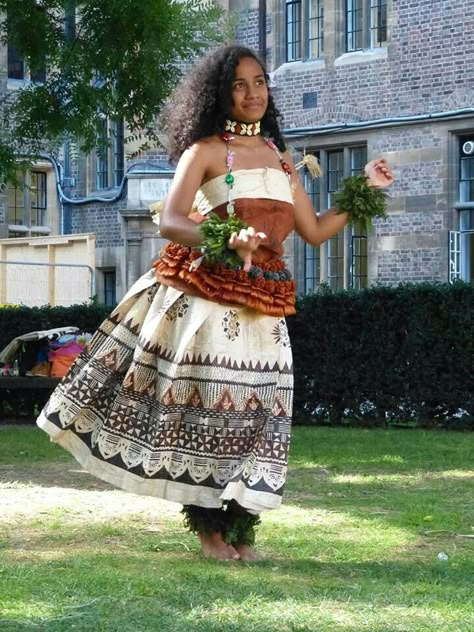 Fiji costume Fijian Traditional Clothing, Polynesian Clothing Traditional, Fiji Culture Aesthetic, Fiji Traditional Clothing, Polynesian Outfits For Women, Fiji Aesthetic Outfits, Fiji Clothes, Fiji Outfits, Polynesian Outfits