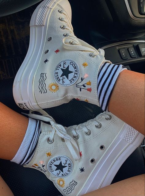 Aesthetic Converse, Cute Converse Shoes, Converse Aesthetic, Aesthetic Vogue, Embroidered Converse, Cute Converse, Converse Platform, Shoes Aesthetic, Nike Shoes Girls