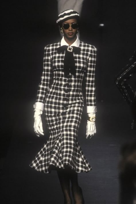 Valentino 90s, 90s Runway Fashion, Runway Fashion Couture, Mode Chanel, Valentino Couture, Princess Caroline, Claudia Schiffer, Naomi Campbell, Mode Inspo