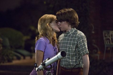 Pin for Later: TV's Sweetest, Sexiest Kisses of 2014 Mad Men Sally (Kiernan Shipka) chooses a cute astronomy enthusiast (Elijah Nelson) to lay one on. Shiloh And Bros, Sally Man, Kiernan Shipka, Netflix Movies, Disney Memes, Fun At Work, Just Girly Things, Mad Men, Disney Channel