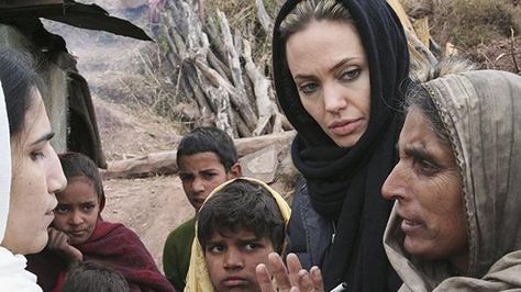 Angelina Jolie Charity, John Voight, Angelina Jolie Photos, Humanitarian Work, Jolie Pitt, Actrices Hollywood, Inspirational People, Angelina Jolie, Brad Pitt