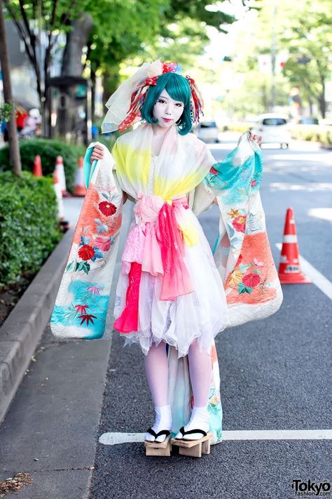 Harajuku Shironuri w/ Colorful Kimono Sleeve Dress & Geta Colorful Kimono, Harajuku Dress, Kimono Sleeve Dress, Kei Visual, Harajuku Street, Harajuku Fashion Street, Tokyo Street Fashion, Harajuku Girls, Flowy Dresses