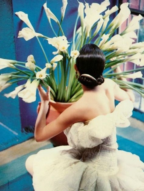 lelaid: “Claudia Mason by Javier Vallhonrat for Vogue Italia, April 1988 ” Javier Vallhonrat, Claudia Mason, Street Photography Paris, Strapless Organza, Spanish Fashion, Modern Photography, Retro Photo, Famous Designers, Vogue Italia