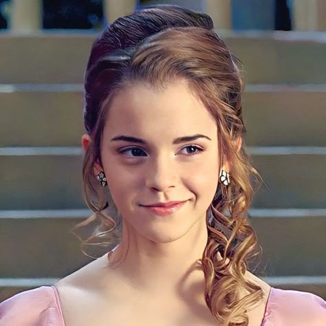 Hermione Yule Ball, Hermione Granger Art, Hermione Granger Aesthetic, Gryffindor Aesthetic, Hp Harry Potter, Harry Potter Icons, Images Harry Potter, Harry James Potter, Harry Potter Hermione